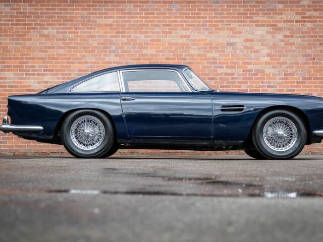 Aston Martin DB 4