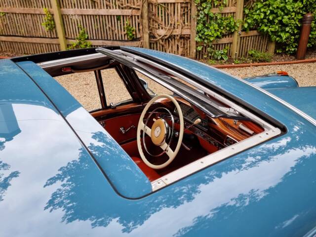 Mercedes-Benz 220 SE