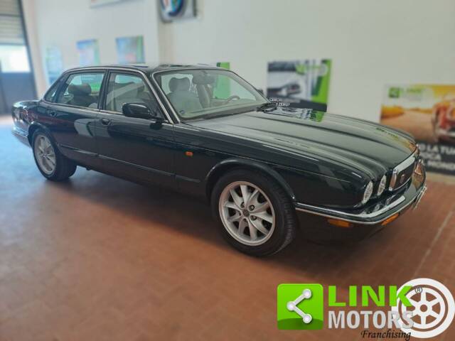 Image 1/10 of Jaguar XJ 8 Executive (1998)