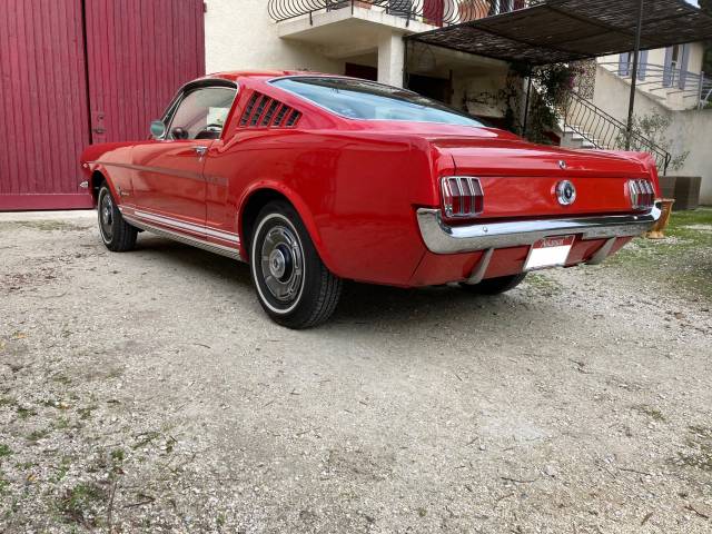 Ford Mustang 289 - Ford Mustang fastback 1965, 3/4 arrière gauche.