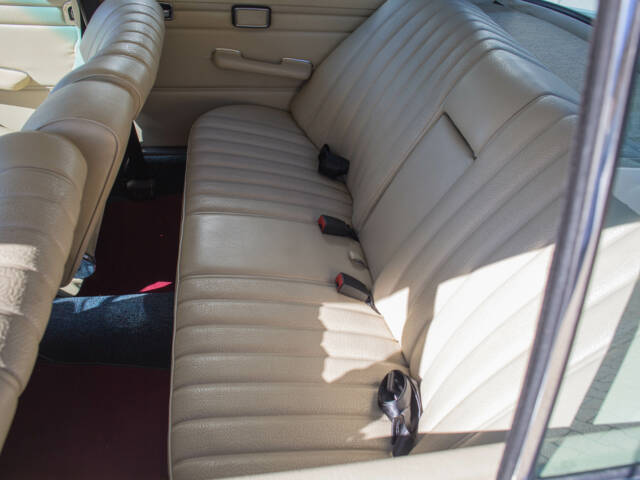 Mercedes-Benz 220