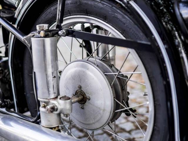 BMW R 25/3 - Heckansicht : Hinterrad mit Trommelbremse und Gepäckträger...