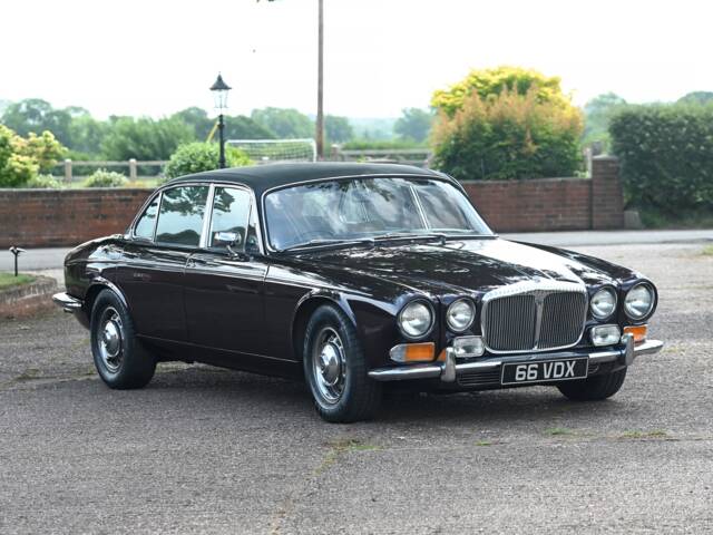 Bild 1/21 von Daimler Double Six Vanden Plas (1973)