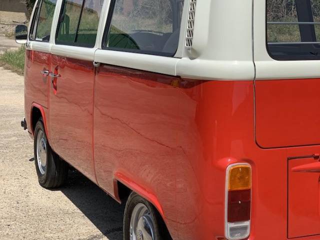 Volkswagen T2b minibus