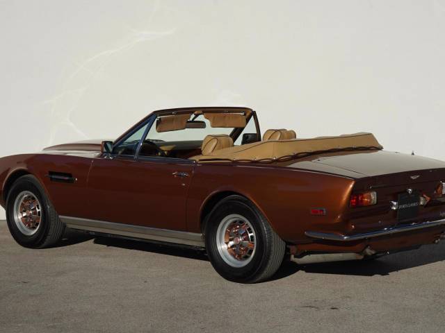 Aston Martin V8 Volante