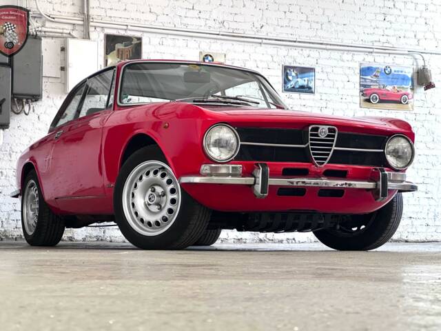 Immagine 1/63 di Alfa Romeo Giulia GT 1300 Junior (1973)