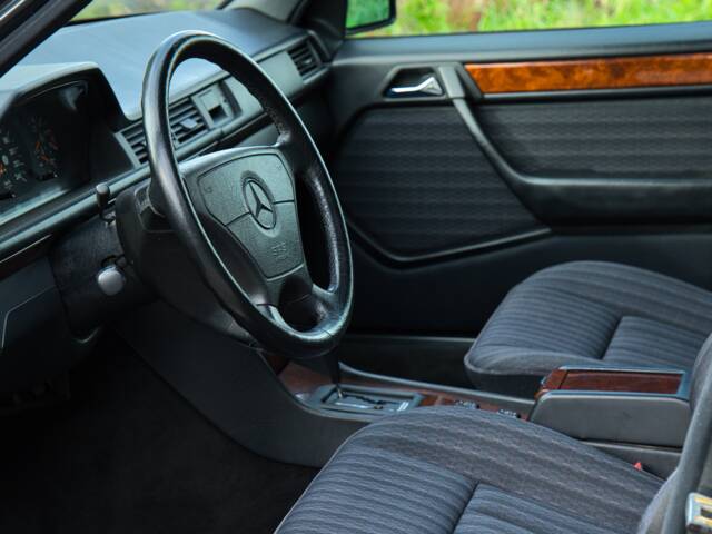 Mercedes-Benz 220 E