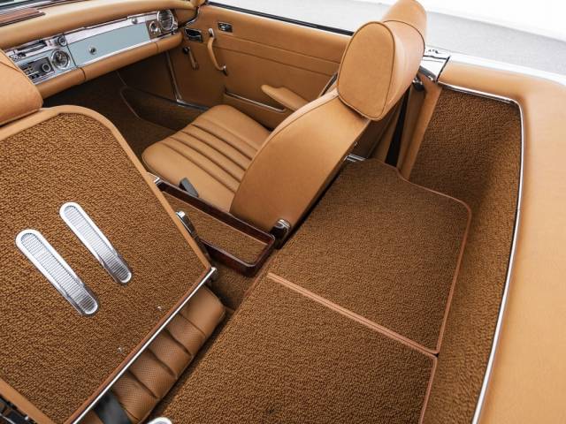 Mercedes-Benz 280 SL