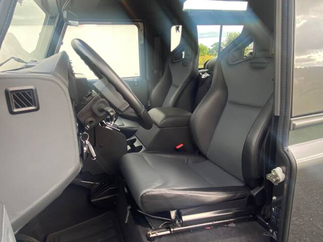 Land Rover Defender 90 Works V8 "70th Edition"
