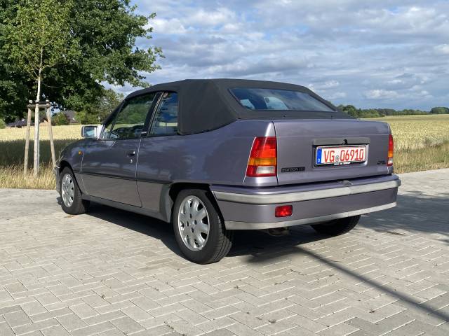 Opel Kadett 1,6i - Die Heckscheibe ist elektrisch heizbar - musste aber bei diesem reinen Sommerfahrzeug eh nicht zum Einsatz kommen.