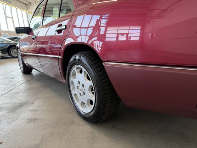 Mercedes-Benz 230 E