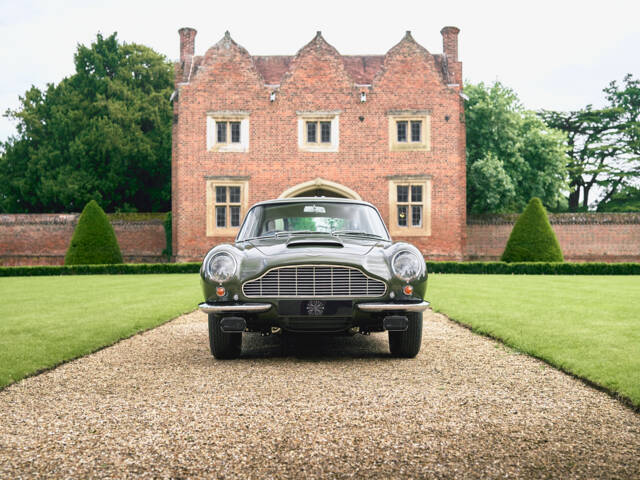 Aston Martin DB 6 Mk II