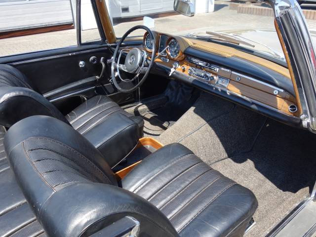 Mercedes-Benz 300 SE