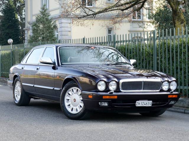 Image 1/36 of Daimler Double Six (1997)