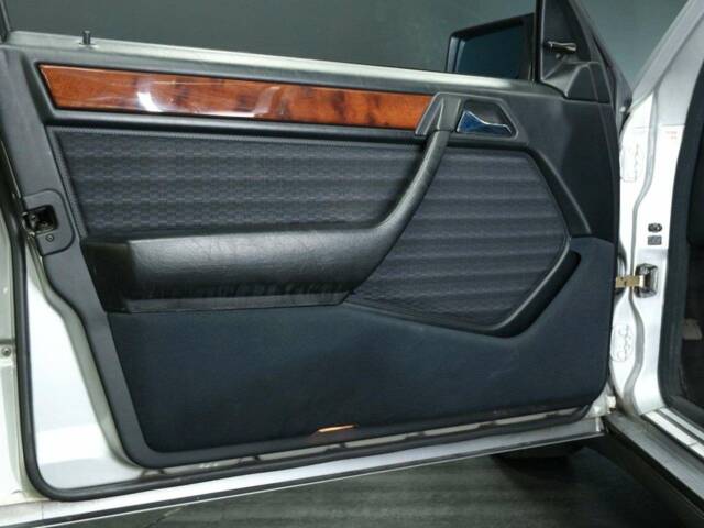 Mercedes-Benz 300 E-24