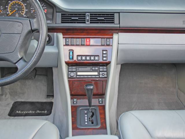 Mercedes-Benz E 320
