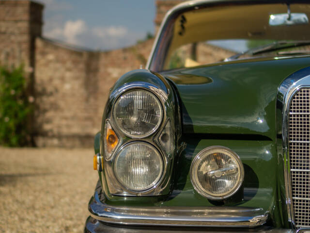 Mercedes-Benz 220 SE b