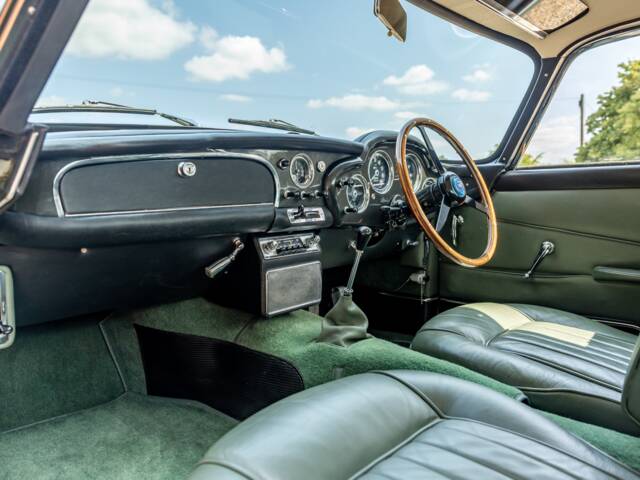 Aston Martin DB 4