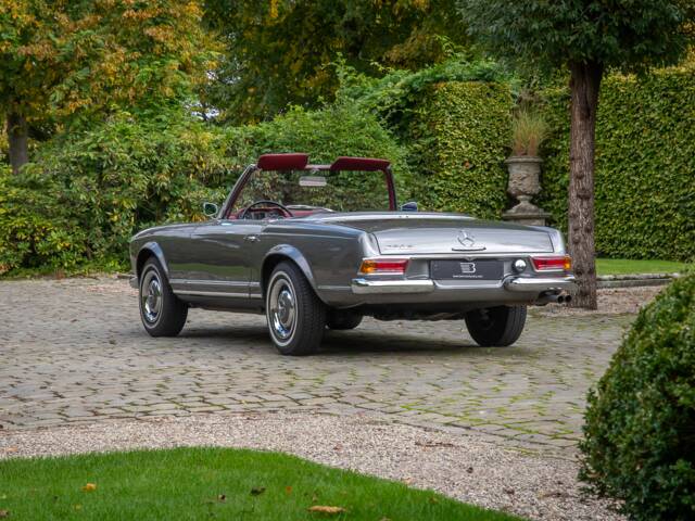Mercedes-Benz 230 SL