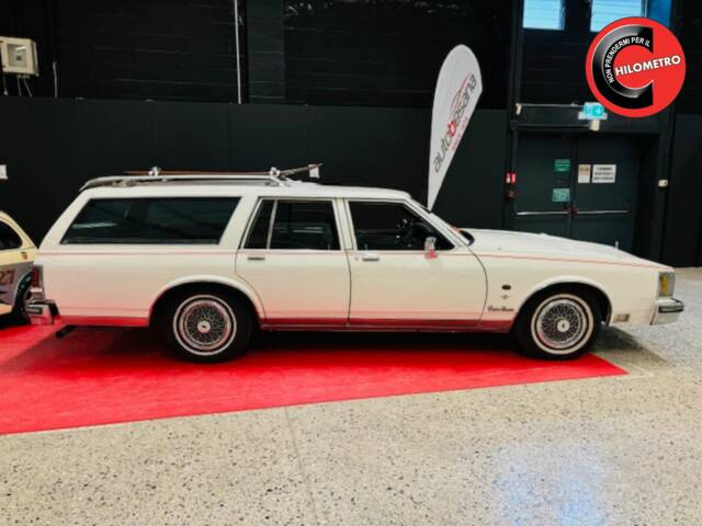 Image 1/17 of Oldsmobile Custom Cruiser (1988)