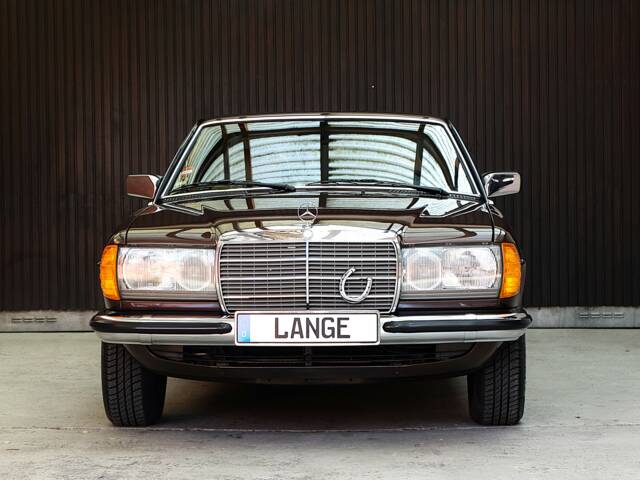 Image 1/100 of Mercedes-Benz 230 CE (1983)