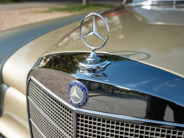 Mercedes-Benz 220 SE b