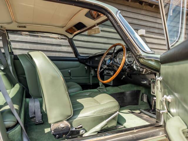 Aston Martin DB 4