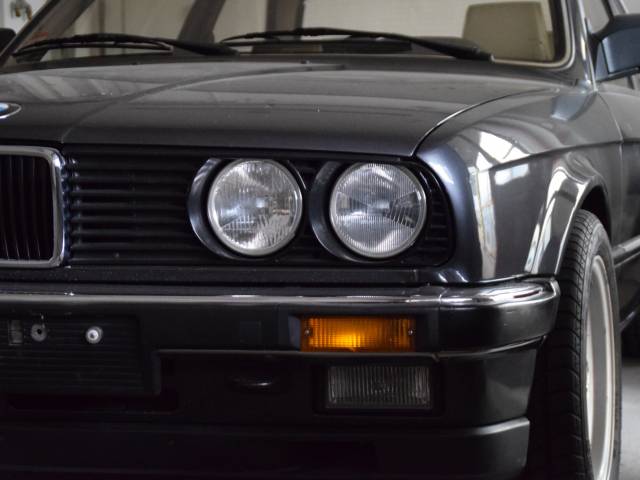BMW 323i - Front