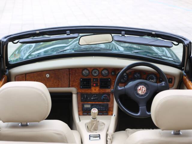 MG RV8