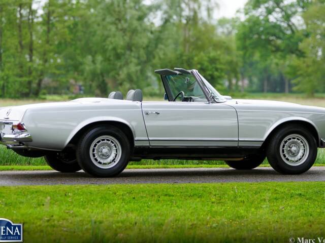 Mercedes-Benz 230 SL