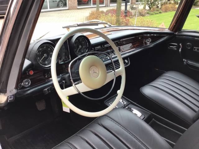 Mercedes-Benz 280 SE