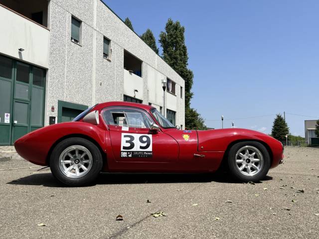 Sideview of the red Ginetta G4R