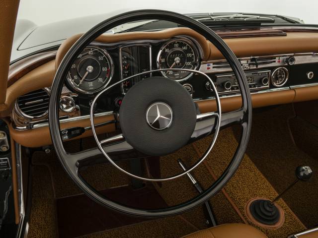 Mercedes-Benz 280 SL