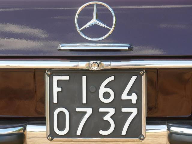 Mercedes-Benz 220