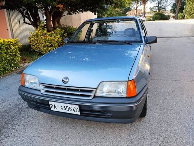 Image 1/9 de Opel Kadett 1,4i (1990)