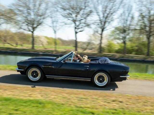 Aston Martin V8 Volante
