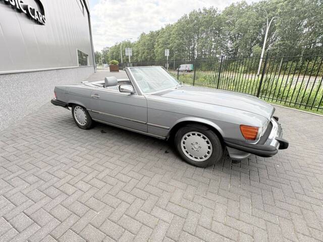 Mercedes-Benz 560 SL