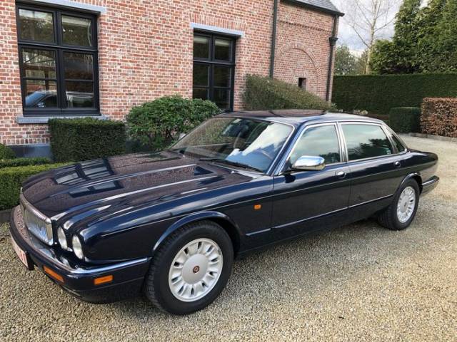 Image 1/8 of Daimler Double Six (1996)