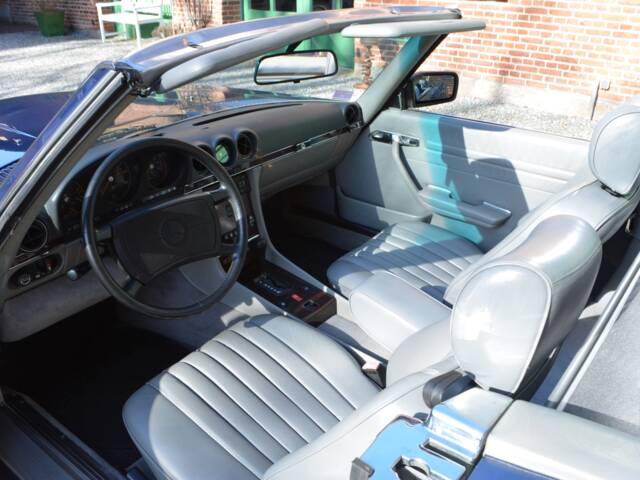 Mercedes-Benz 560 SL