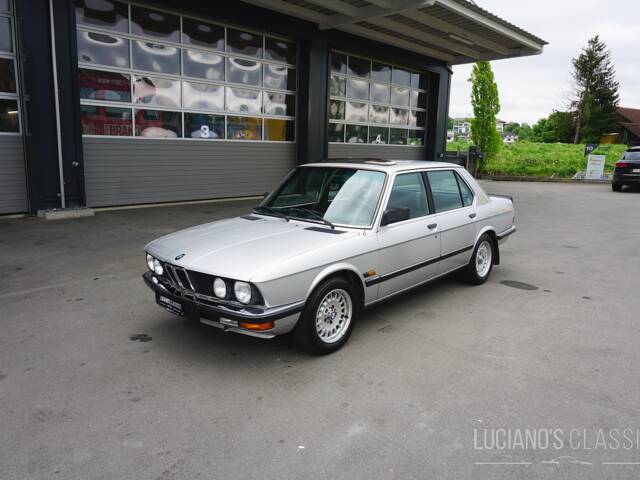 Image 1/59 of BMW 528i (1982)