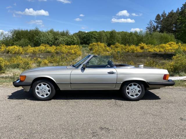 Mercedes-Benz 560 SL
