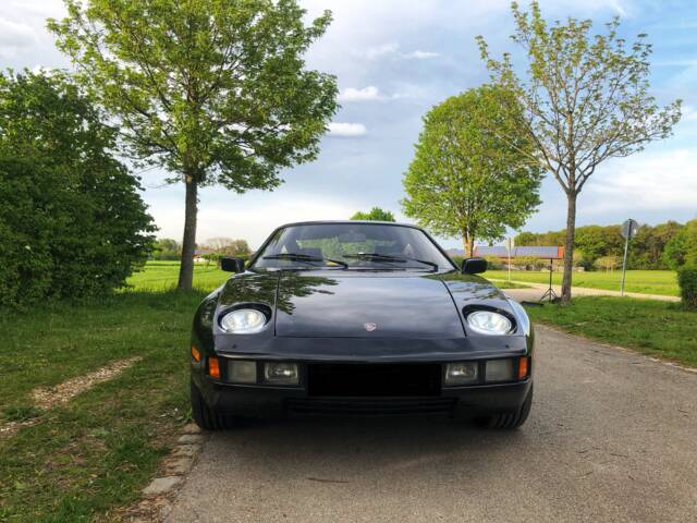 Porsche 928