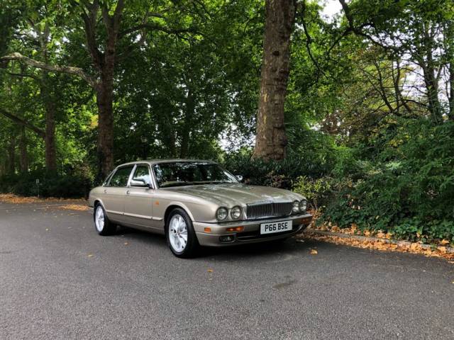 Image 1/50 of Daimler Double Six (1997)