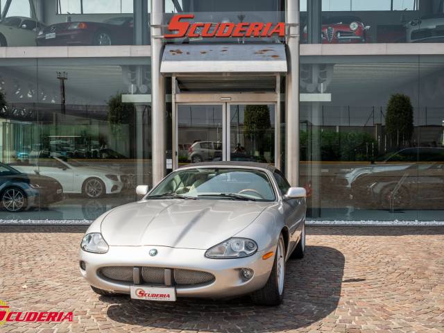 Immagine 1/39 di Jaguar XK8 4.0 (1999)