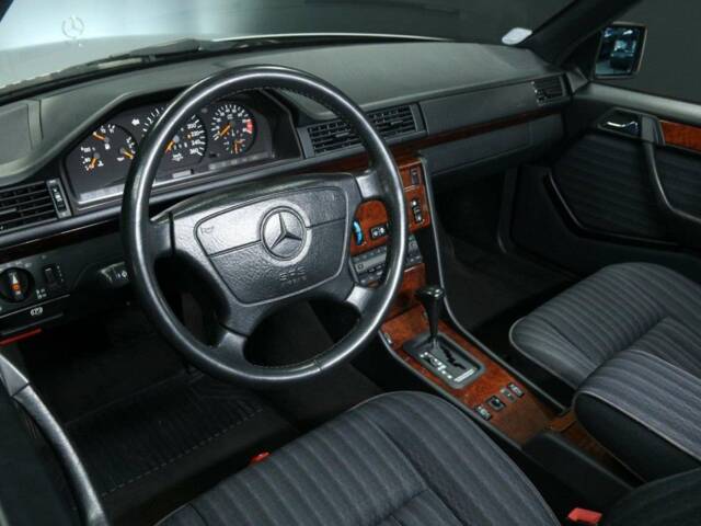 Mercedes-Benz 300 E-24