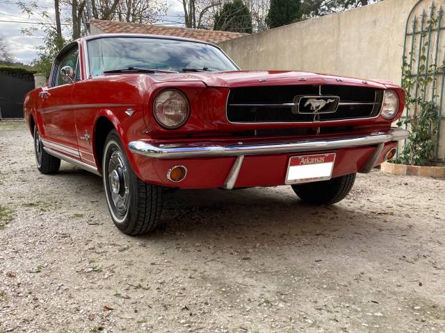 Ford Mustang 289 - Ford Mustang fastback 1965 de 3/4 avant.