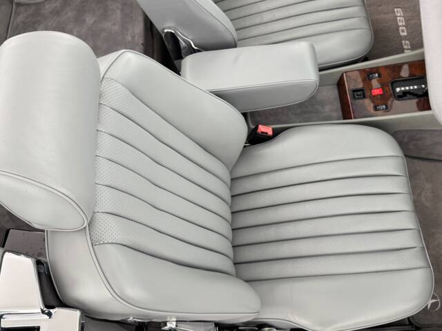 Mercedes-Benz 560 SL