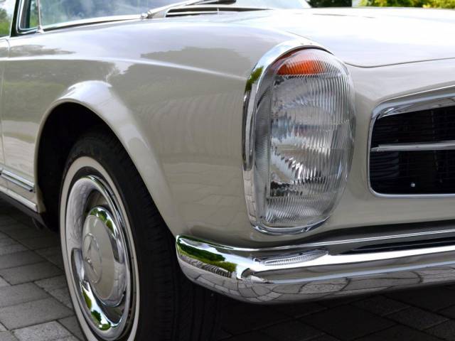 Mercedes-Benz 230 SL