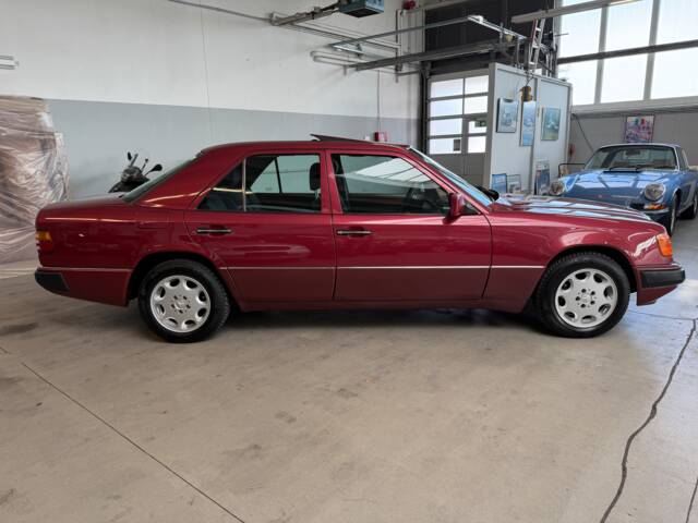 Mercedes-Benz 230 E