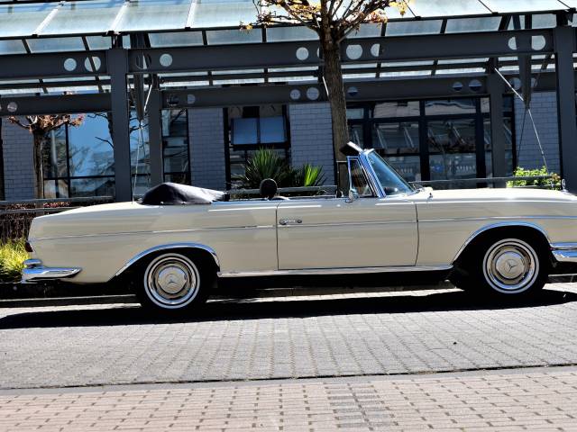 Mercedes-Benz 300 SE